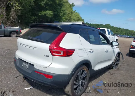 2021 Volvo Xc40 T5 R-Design z USA, uszkodzony, nr VIN YV4162UM6M2549236
